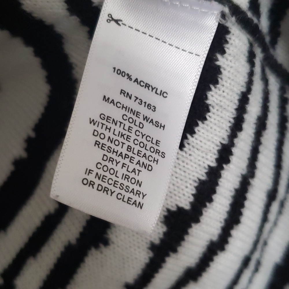 Cupio Sleeveless Cardigan - Picture 5 of 6